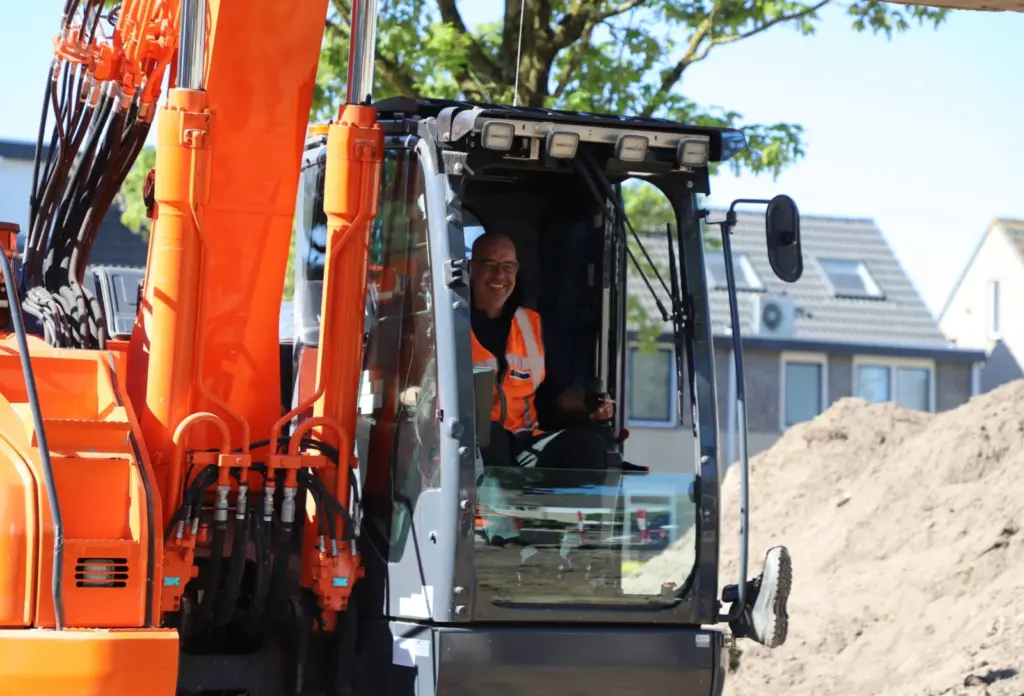 Machinist in een graafmachine op een project