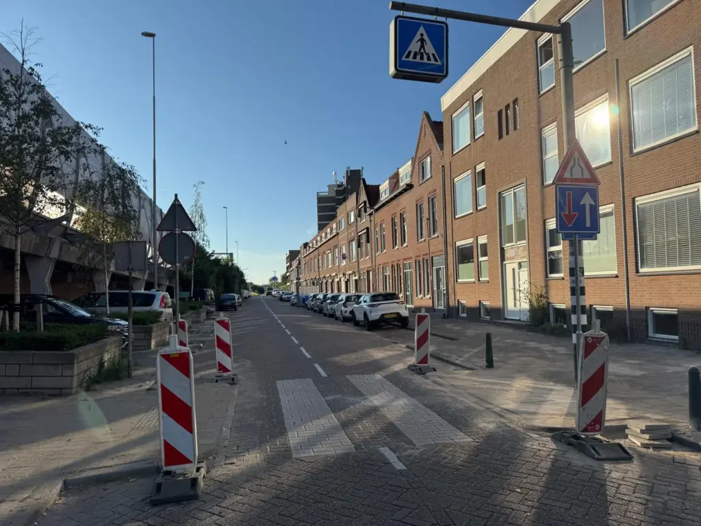 Bestratingswerkzaamheden in een woonstraat