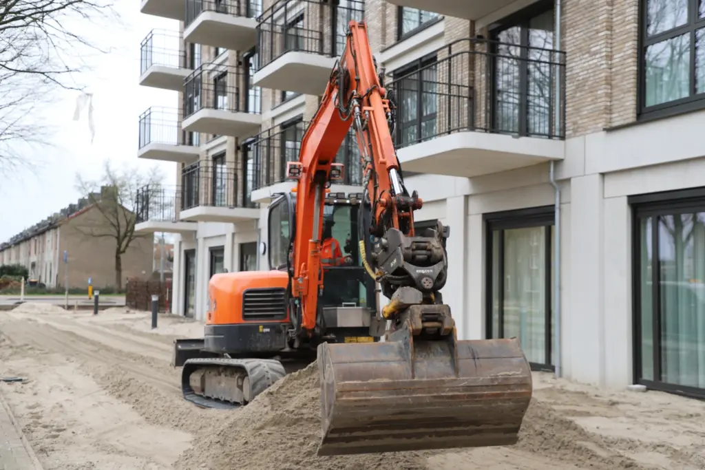 Graafmachine bij werkzaamheden in een woonstraat